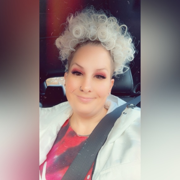 Meet your Posher, Danielle - Picture 2 of 6